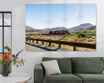 Train de marchandises sur le chemin à travers le paysage accidenté de l'Arizona.