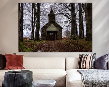 Klein kerkje tussen de bomen op een regenachtige dag. van Ineke Mighorst