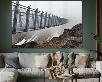 Mysterieuse brug in de wolken of nevel, bergen Canada van Jutta Klassen