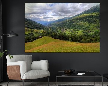 Wallis Zwitserland in de zomer met wolken sur Dennis van de Water