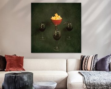 Rode wijn, kaas en een zwevende schaal, een stilleven geïnspireerd op  van Joske Kempink