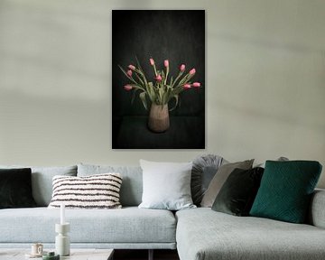 Roze tulpen, stilleven geïnspireerd op werken uit de Gouden Eeuw van Joske Kempink