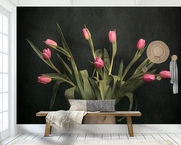 Roze tulpen, stilleven geïnspireerd op werken uit de Gouden Eeuw van Joske Kempink