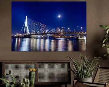 Rotterdam skyline bij nacht met de Erasmusbrug van Sander Hupkes