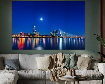 Skyline van Rotterdam aan de nieuwe Maas en Erasmusbrug bij nacht van Sander Hupkes