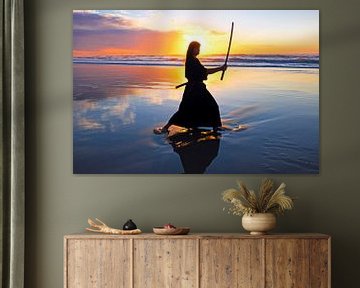 Samurai vrouw met Katana zwaard op het strand bij zonsondergang van Eye on You