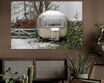 Oldtimer Caravan in de sneeuw van Wybrich Warns