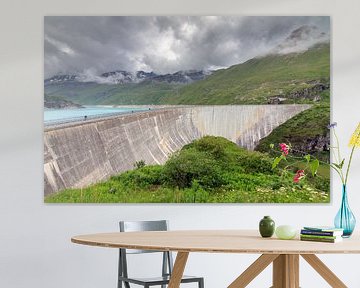 Betonnen dam van turquiose stuwmeer Lac de Moiry sur Dennis van de Water