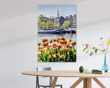 Tulpen auf der Oosterdokskade Richtung Montelbaanstürn von Hendrik-Jan Kornelis