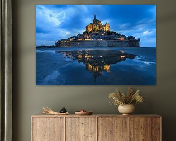 Mont Saint-Michel in het blauwe uur met reflectie van Dennis van de Water