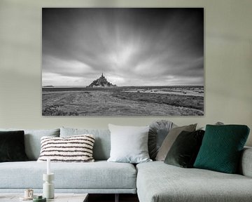 Mont Saint-Michel met wolken in zwart-wit van Dennis van de Water