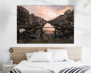 Fahrräder und Kanalhäuser in Amsterdam bei Sonnenuntergang von iPics Photography