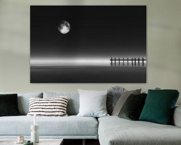 Landschaft - Mond über dem Meer und Pier von Jan Keteleer