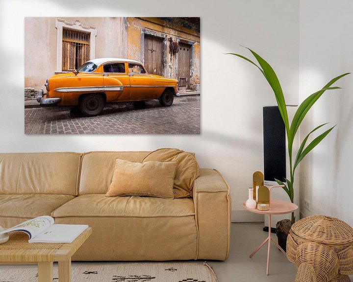 Sfeerimpressie: Oranje oldtimer in Cuba van Eveline Dekkers