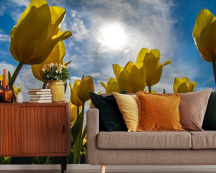 Sfeerimpressie behang: Gele tulpen in de zon van Eveline Dekkers