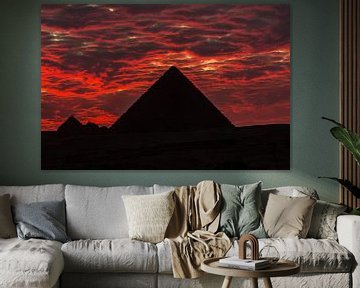De dramatische zonsondergang achter een van de 3 grote Pyramides in Cairo - Egypte van Michiel Ton