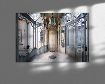Verlassenes neoklassizistisches Zimmer. von Roman Robroek