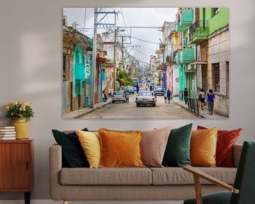 An infinite and colorful side street in Havana - Cuba sur Michiel Ton