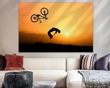 Stunt fietser bij zonsondergang