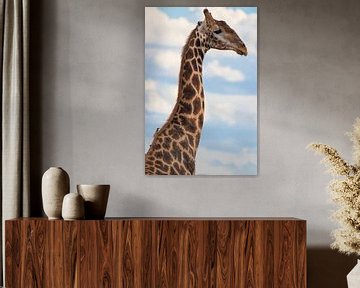 Een giraffenek met een vogeltje in de blauwe lucht. van Gunter Nuyts