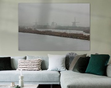 windmolens langs de kinderdijk in de mist by Brian Morgan