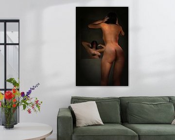 Erotik nackt –  - Nackte Frau, die vor ihrem Spiegel steht von Jan Keteleer