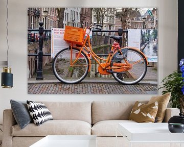 Oranje fiets aan brugleuning, Oude Gracht Utrecht van Ad Jekel