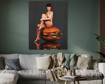 Erotisch naakt - Naakt zittend op een gigantische hamburger.