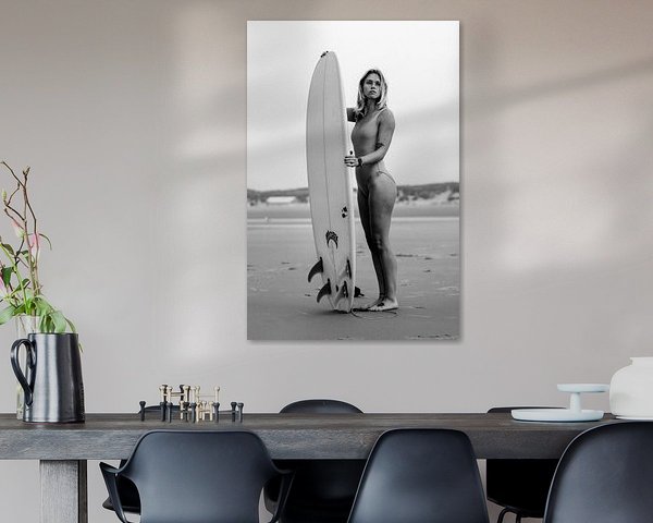 Schwarz-Weiß-Porträt von Loes mit Surfbrett Nr. 3
