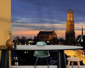 Blick auf die Innenstadt von Utrecht mit Plompetorengracht und Domtoren von Donker Utrecht