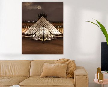 Super maan schijnend over het Louvre in Parijs van Michaelangelo Pix