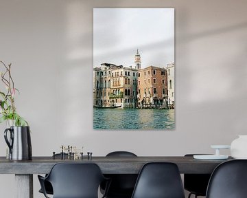 Reisefotografie | Architektur in Venedig | Pastellfarbene Gebäude und die Kanäle Italien von Raisa Zwart