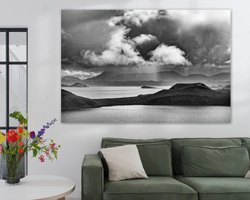 Island - Sonne und Regen am See Myvatn - schwarz-weiß von Ralf Lehmann