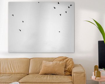 Bird flying high - zwart wit print van zwaluwen, vogels. van Raisa Zwart