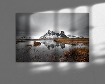 Bergkette mit Spiegelung in Island von Ralf Lehmann