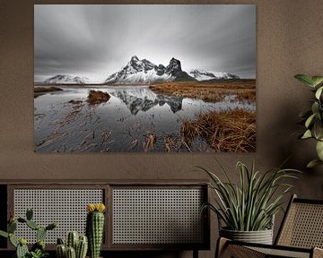 Cordillère de montagne avec reflet en Islande