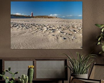 Schelpenstrand voor de vuurtoren Eierland op Texel van Ad Jekel