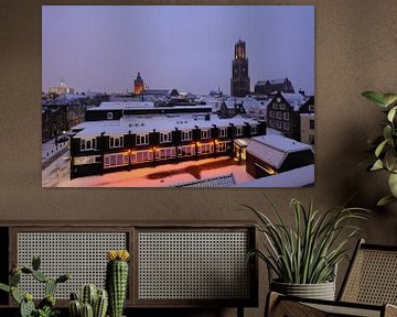 De binnenstad van Utrecht met Domtoren en Domkerk in de winter