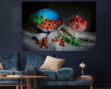 Keuken stilleven - Aardbeien in blauwe vergiet op jute doek. van Marianne van der Zee