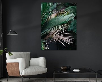 Moody, botanische print van tropische palmbladeren van Raisa Zwart