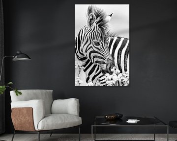 Zebra met bloemen in zwart wit van Awesome Wonder