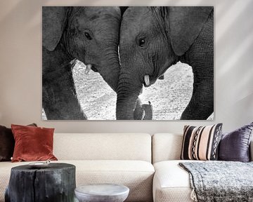 Stoeiende olifantjes. van Marjo Snellenburg