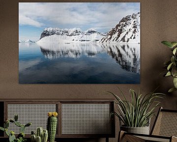 Tief im Fjord ist das Wasser ruhig und spiegelt die Landschaft wider