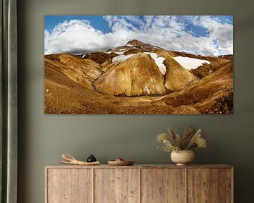 Panorama ockerfarbene Bergkette mit Schneeresten