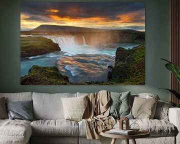 Großer Wasserfall in wilder Landschaft im Abendlicht von Ralf Lehmann