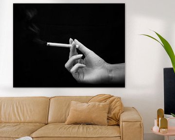 hand met sigaret zwart wit, hand with sigaret black and white von Evelien Brouwer