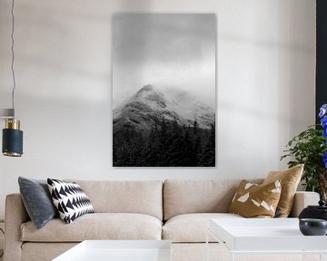 Zwart wit foto van mist in de besneeuwde Schotse bergen van Guido Boogert