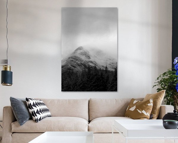 Photo en noir et blanc du brouillard dans les montagnes enneigées d'Écosse