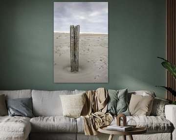 Strandpaal op de Balg, strand van Waddeneiland en Nationaal Park Schiermonnikoog.