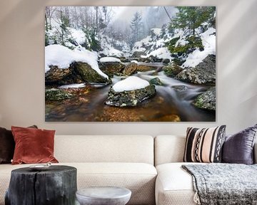 Rocks, snow and flowing water van Etienne Hessels